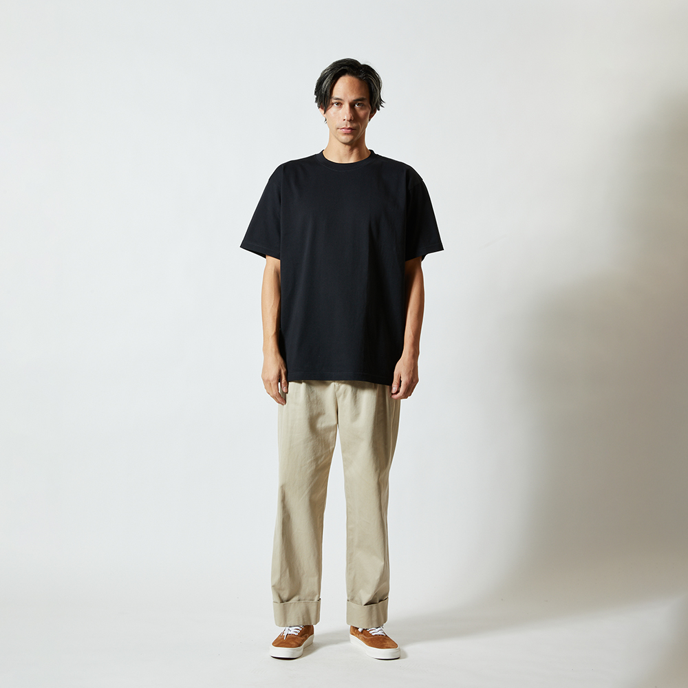 男性モデル（身長182cm）着用イメージ正面（Tシャツのカラーはブラック、サイズはXL）
