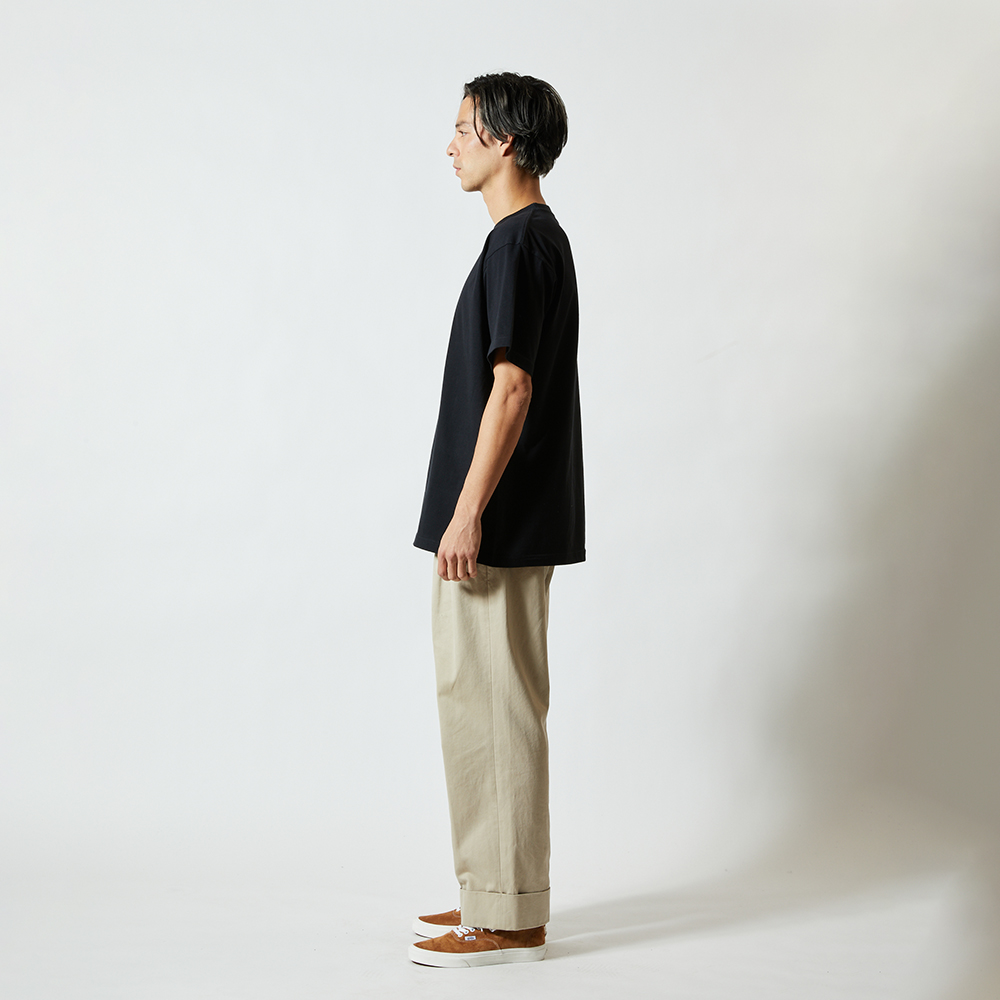 男性モデル（身長182cm）着用イメージサイド（Tシャツのカラーはブラック、サイズはXL）