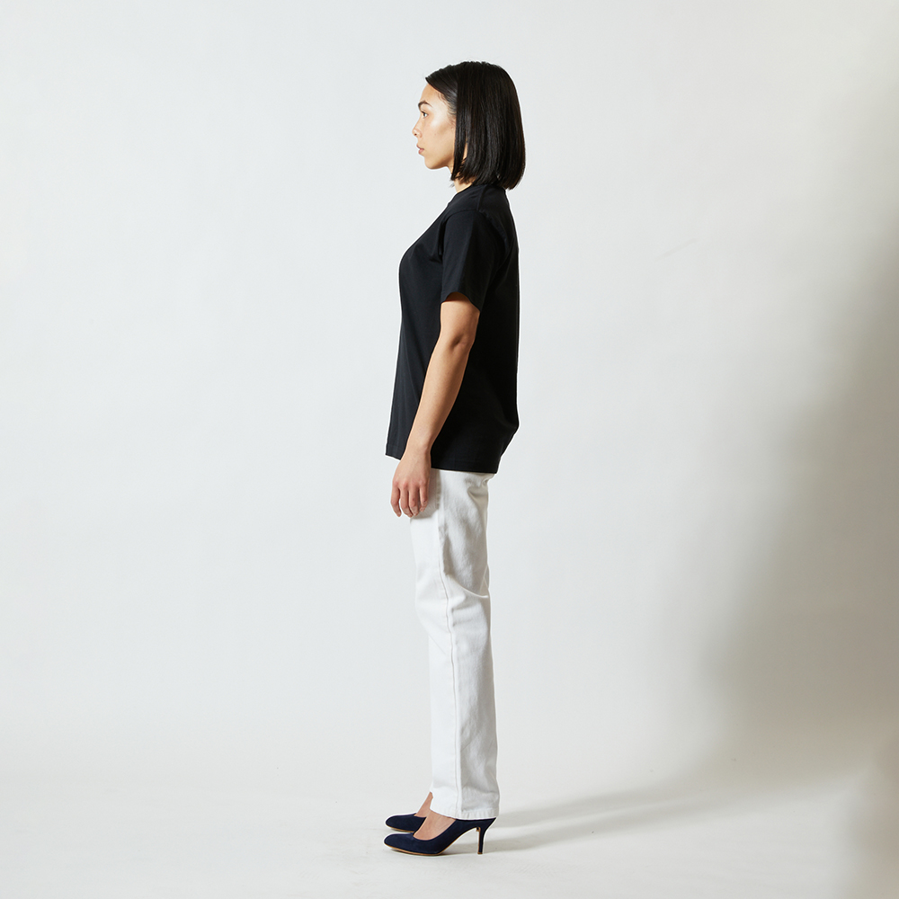 女性モデル（身長160cm）着用イメージサイド（Tシャツのカラーはブラック、サイズはS）